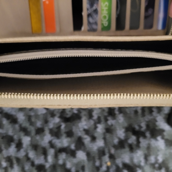Authentic Gucci Wallet - Picture 4 of 6